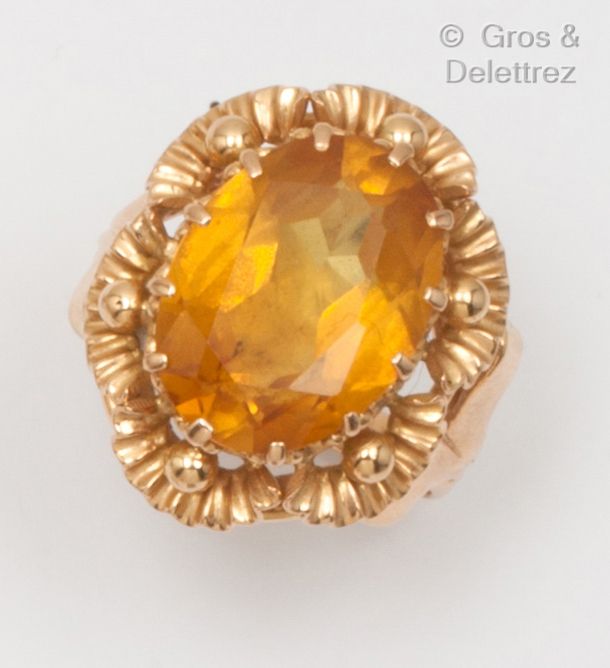 Null 黄金戒指，饰以鲜花，饰以椭圆形黄水晶。手指大小：59。毛重：8.9克。