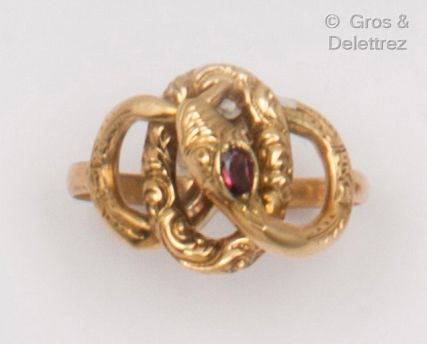 Null Yellow gold ring with a snake set with a garnet. Finger size: 55. P. Gross:&hellip;