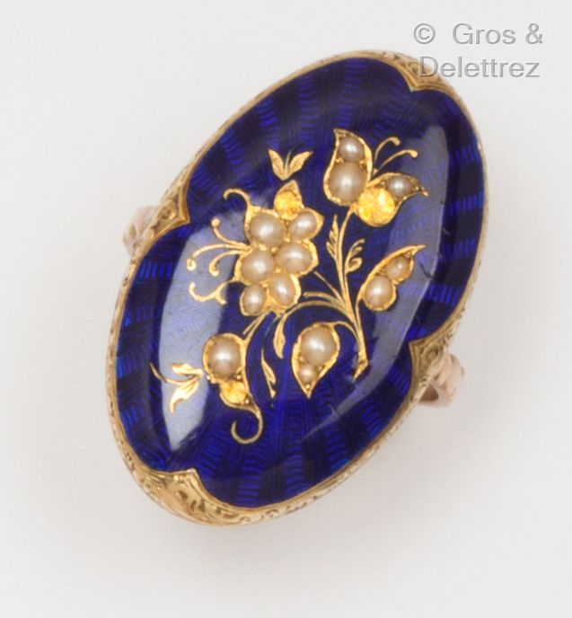 Null 一枚镶有蓝色珐琅的黄金戒指，花朵图案镶嵌半颗珍珠。手指尺寸：48.P.伯特：5.3克。(意外)