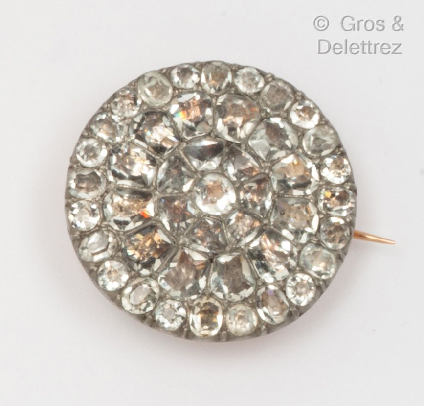 Null Metal brooch, decorated with rhinestones, the back in vermeil. Reassembly. &hellip;