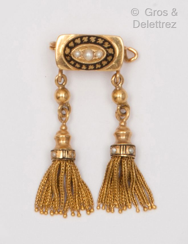 Null 黑色珐琅黄金胸针，饰有半颗珍珠和两个绒球。尺寸：1.7 x 4.5厘米。毛重：7.2克。