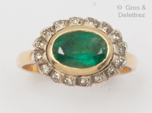 Null 黄金戒指上镶嵌一颗椭圆形祖母绿，环形明亮式切割钻石。手指大小：56。P.粗糙：4.8克。
