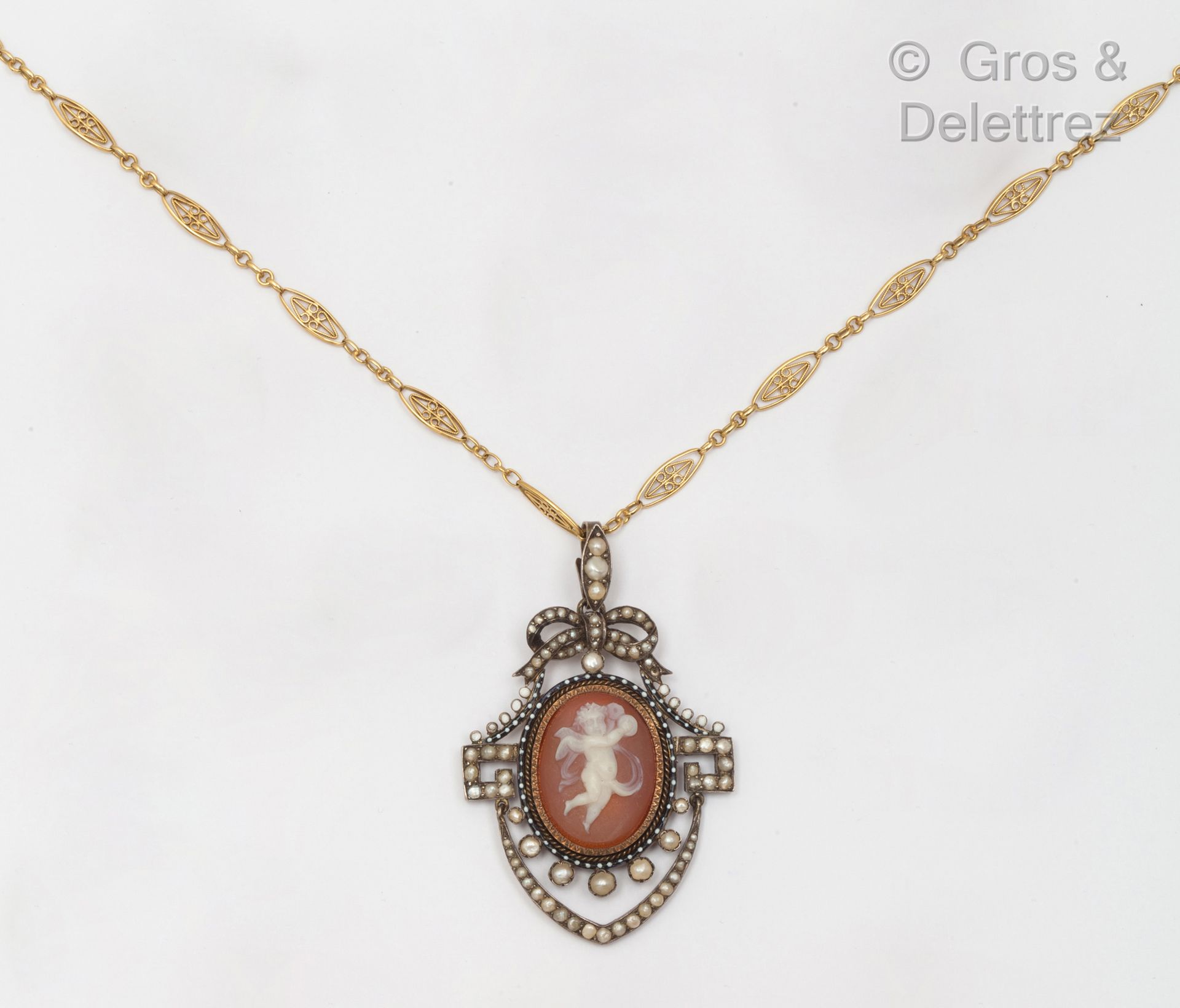 Null 金丝链上有一个镀金吊坠，饰以玛瑙浮雕，在珐琅和珍珠的框架中描绘了一位音乐家的爱情。尺寸：6×4.5厘米。链条长度：12厘米。毛重：28.2克。