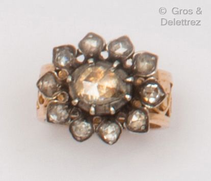 Null Flower"戒指，黄金和白银材质，镶嵌一颗大的玫瑰式切割钻石，并由小的钻石组成一个随从。手指大小：49.粗：5.5克。