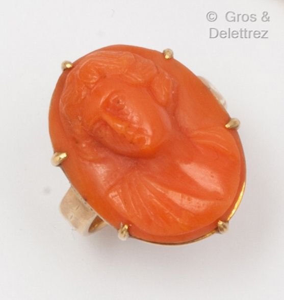 Null Yellow gold ring with a cameo on coral representing the bust of a woman. Fi&hellip;