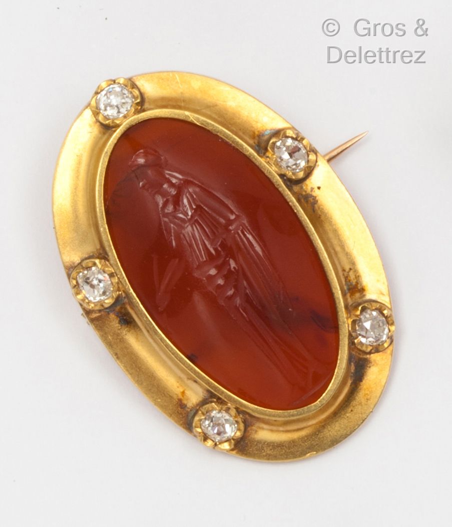 Null 黃金胸針，紅玉髓上飾以凹版圖案，代表一名男子與古董切割鑽石的隨行者。P.粗：11.5克。