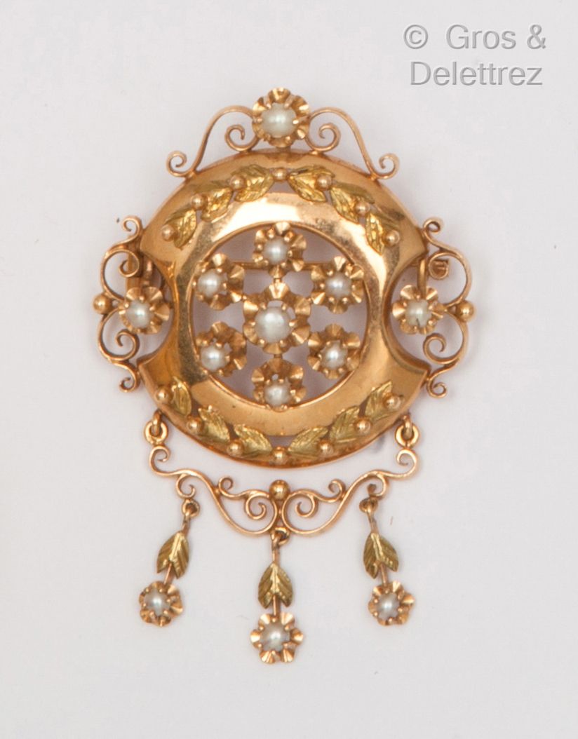 Null 珐琅黄金胸针，镶嵌着养殖珍珠，上面有三条珍珠流苏。19世纪末的作品。尺寸：5.5×3.5厘米。重量：11克。