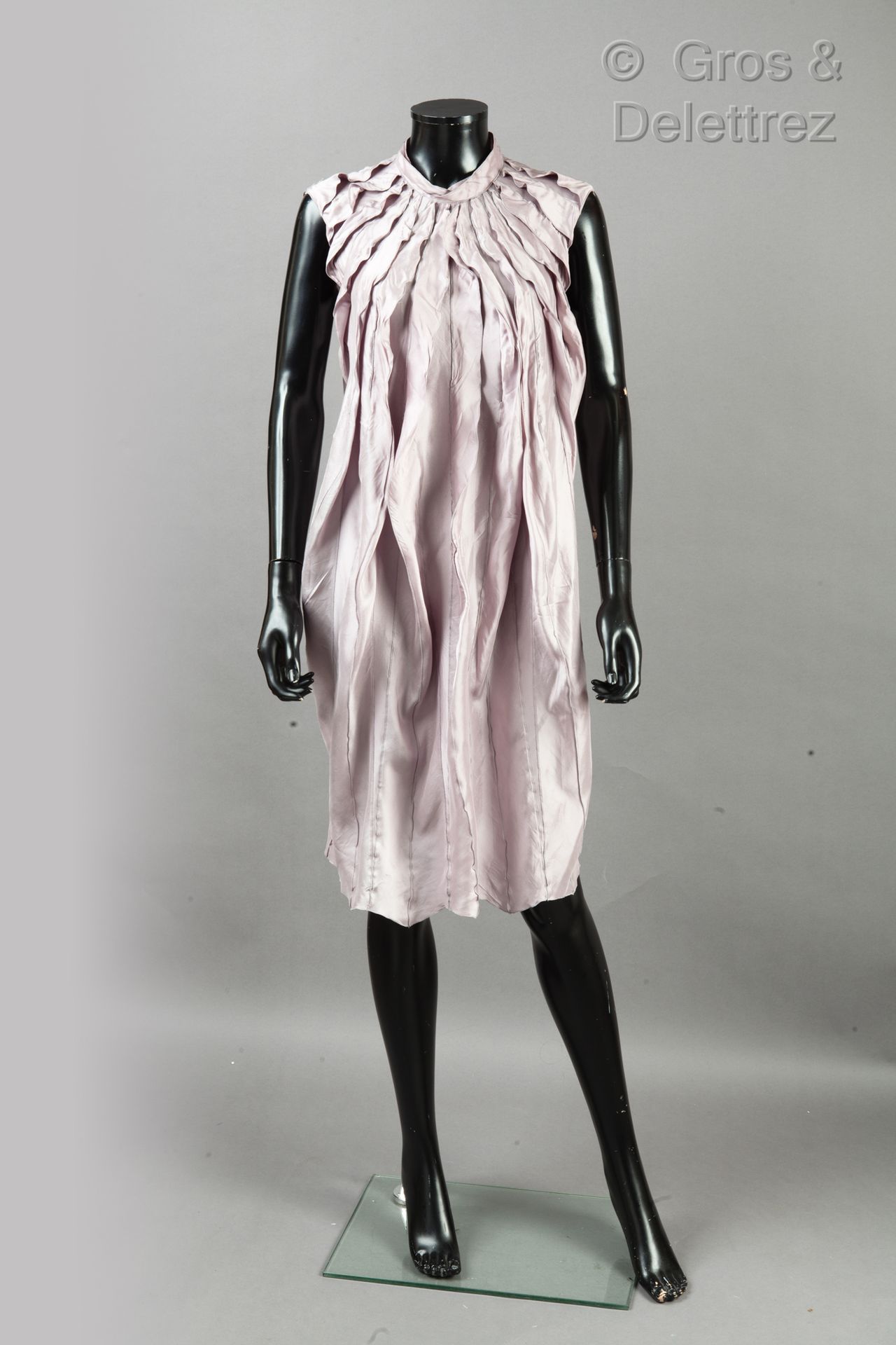 Nina RICCI 帕尔玛缎褶皱无袖连衣裙，圆领。白色标签，灰色图形。