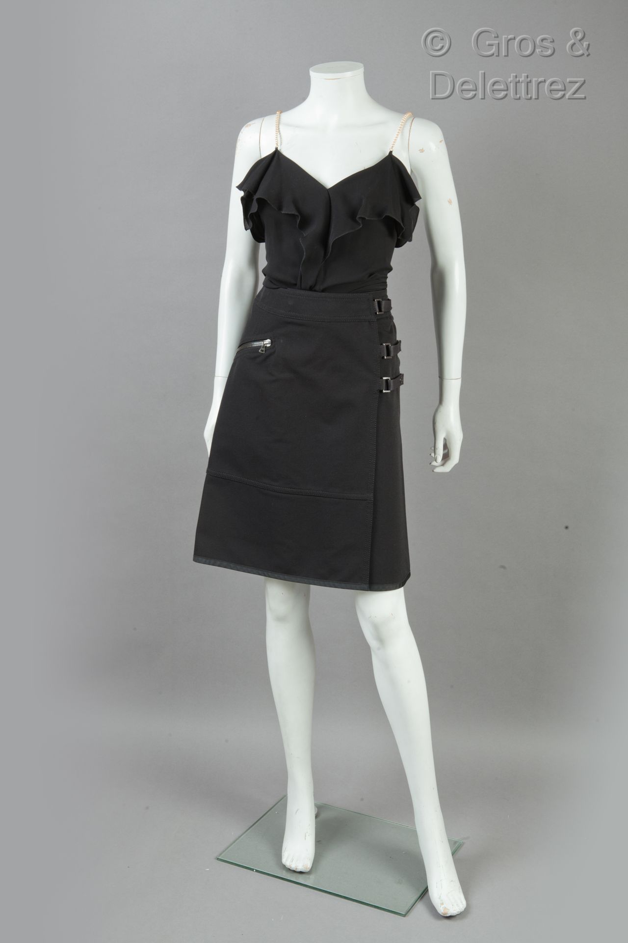 PRADA, VIKTOR & ROLF 套装包括黑色毛料长裤和苏格兰短裙，以及雪纺绉绸的蓬松上衣，仿珍珠肩带。