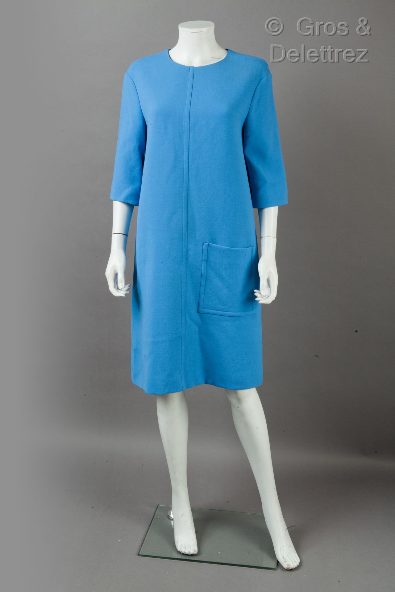 MARNI 2017-2018秋冬成衣系列

蓝色羊毛直筒裙，圆领，3/4袖，大贴袋。白色标签，红色图形。T.44.