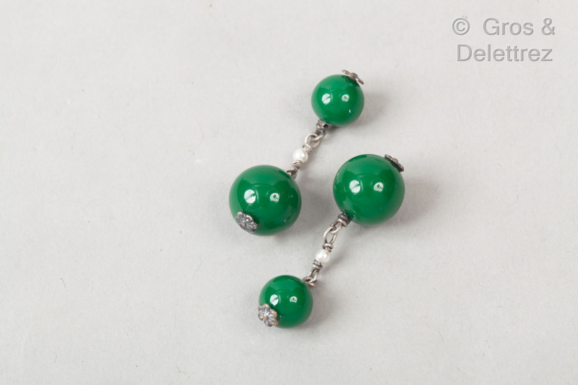Christian DIOR, attribué à Pair of cufflinks, green glass beads. Unsigned.