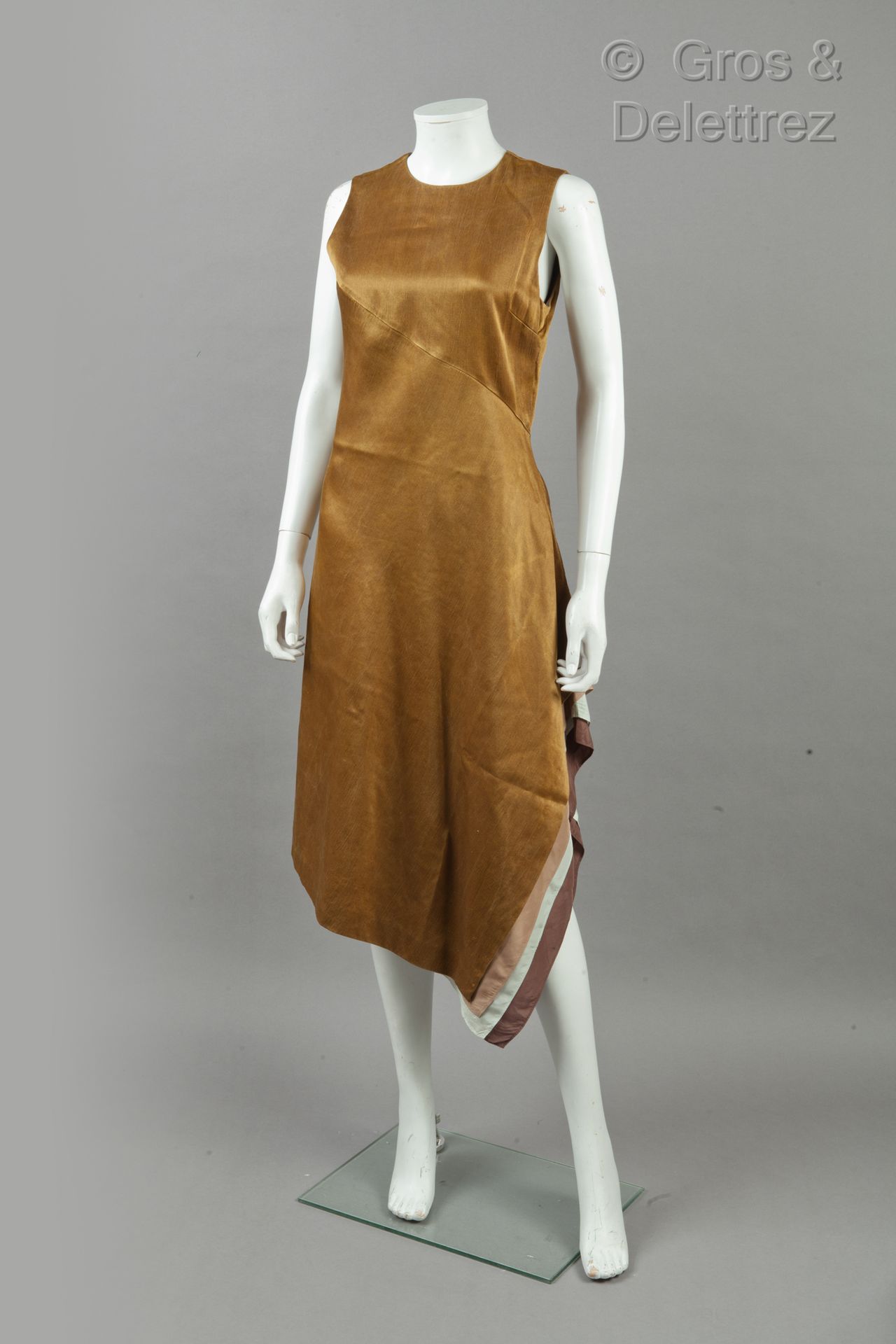 KENZO 无袖缎面鎏金连衣裙，圆形领口，不对称下身，绉纱色的三层裙摆。酒红色的爪子，绿色的图案，T.40。