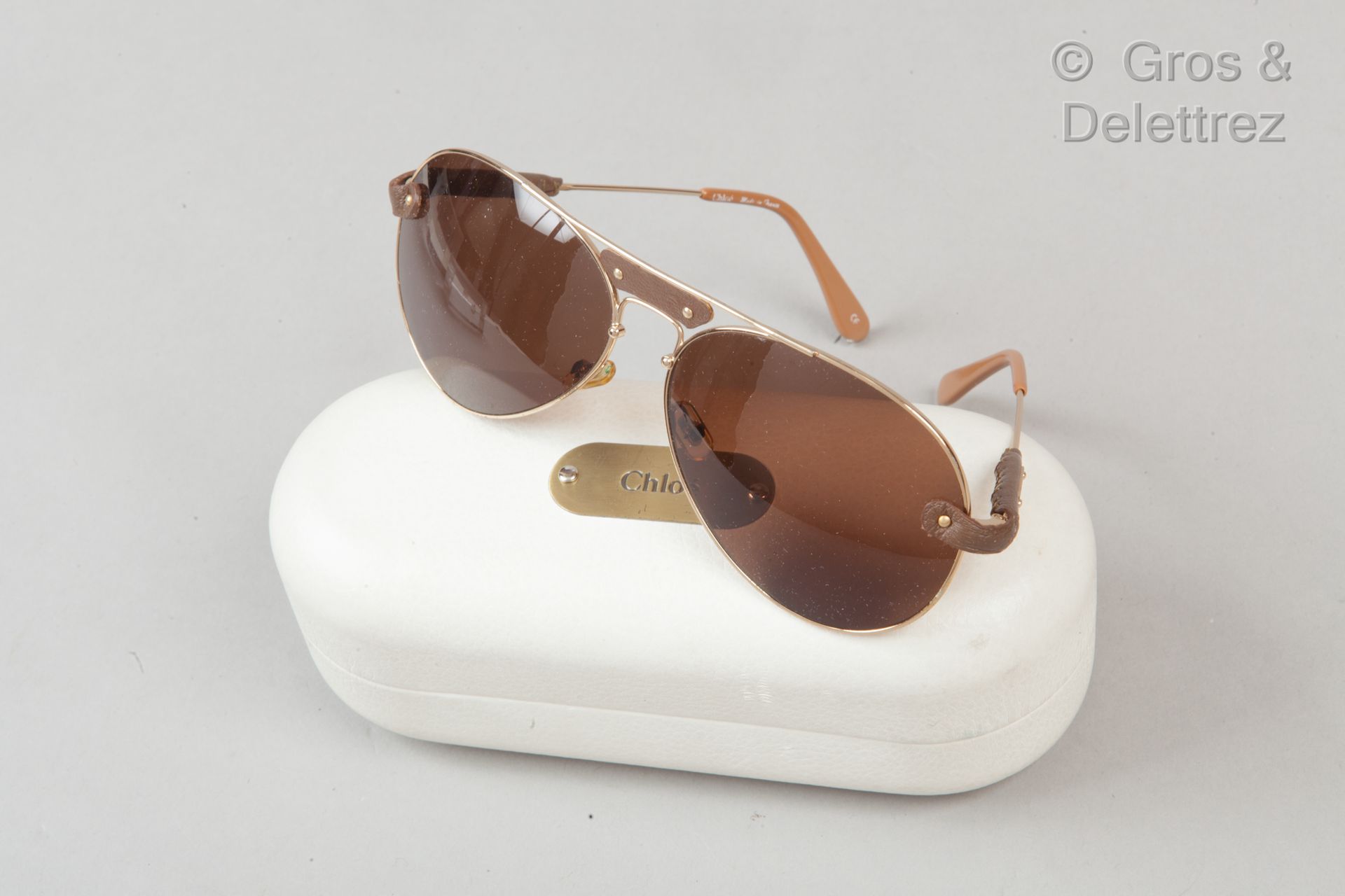 CHLOE Paire de lunettes de soleil de type aviateur en métal doré et cuir marron.&hellip;