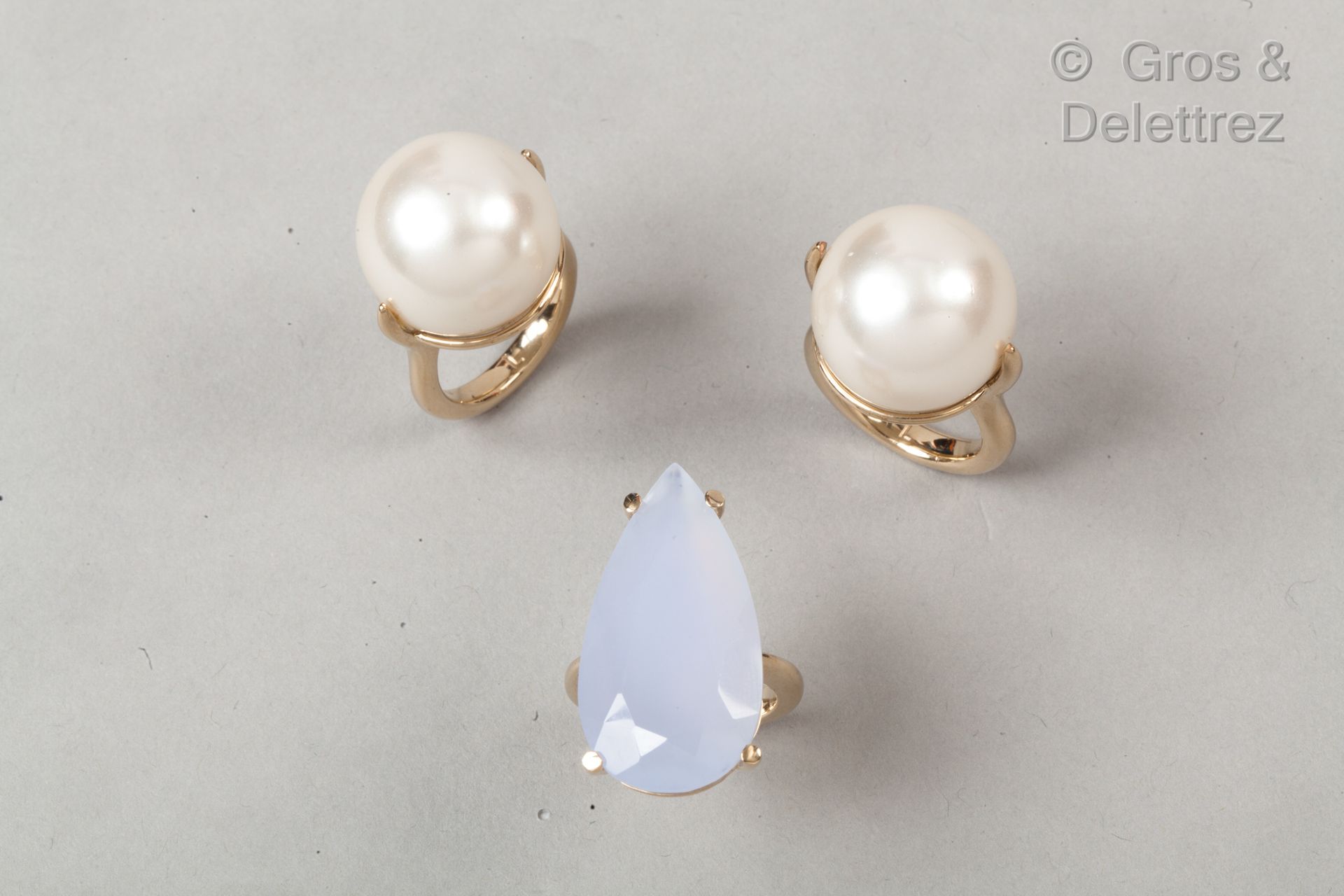 DIOR 套装由三枚戒指组成，其中两枚为仿珍珠，一枚饰有蓝玻璃凸圆形宝石。签字：