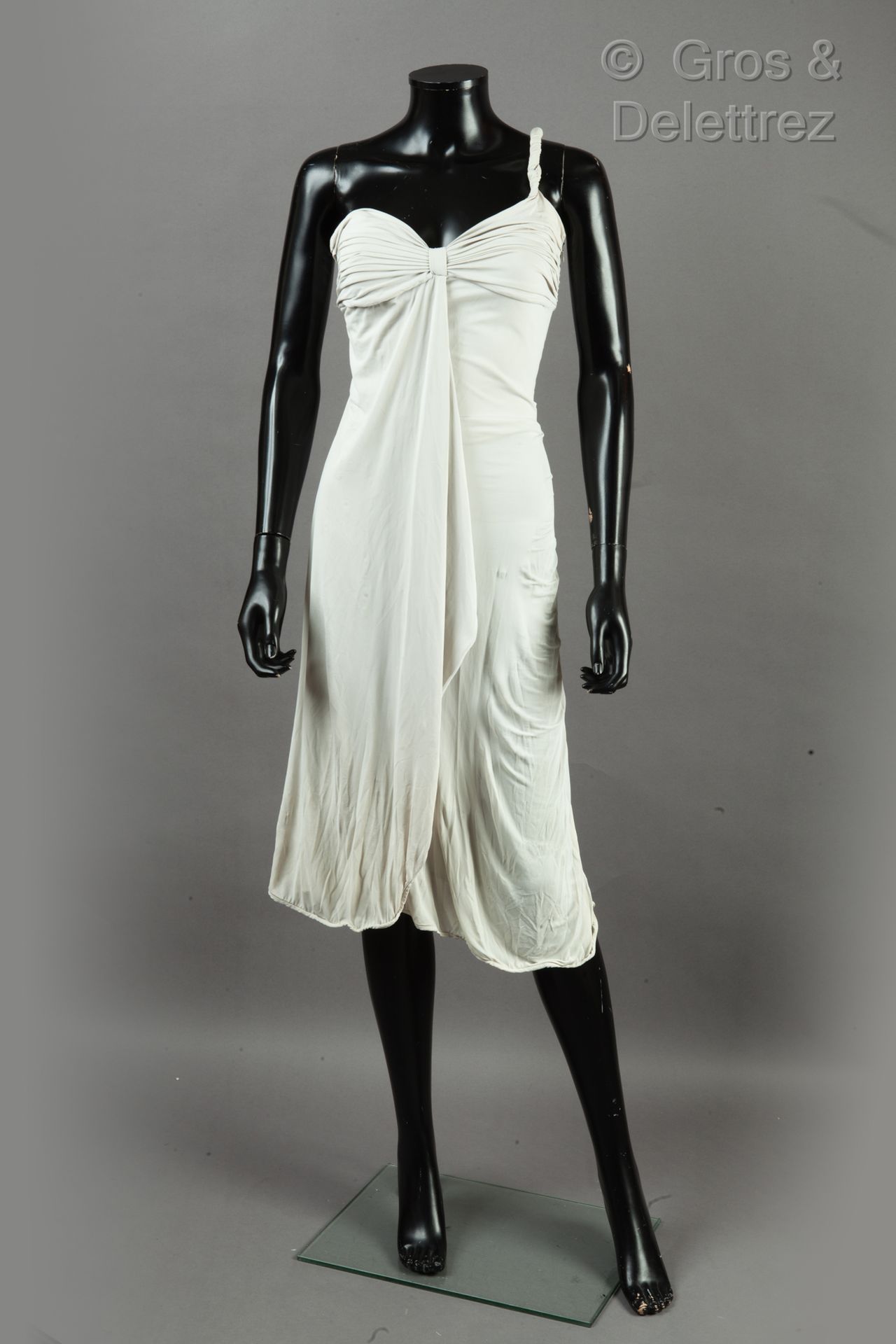 Giorgio ARMANI 连衣裙身穿青花弹力针织衫，一条细细的带子，另一条扭动着，垂在胸前，凸显出泛。黑标，白图。T.40.(少量磨损、痕迹)。