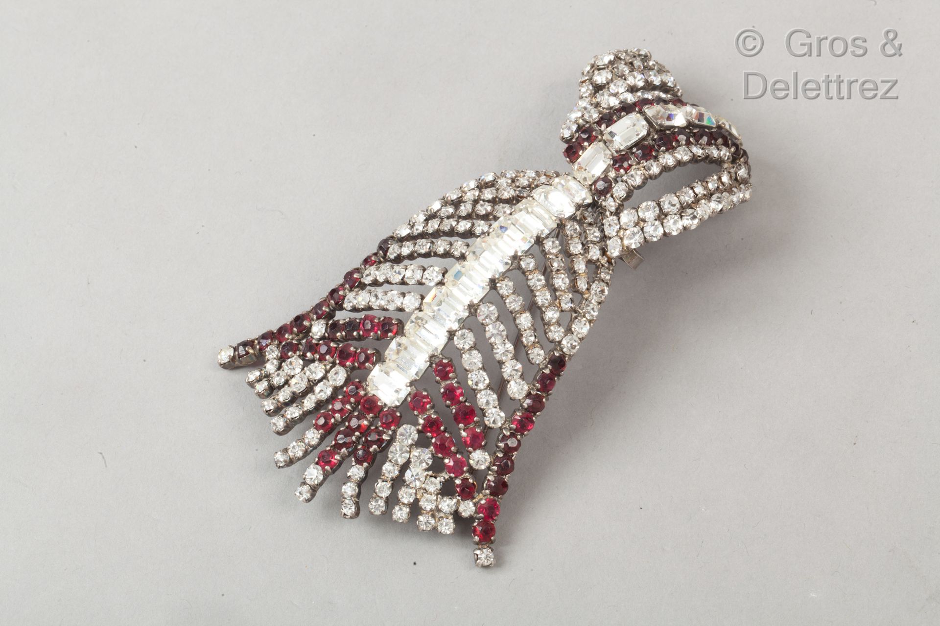 Roger JEAN-PIERRE 镀银金属丝带胸针，镶嵌仿水钻，红宝石。未签署