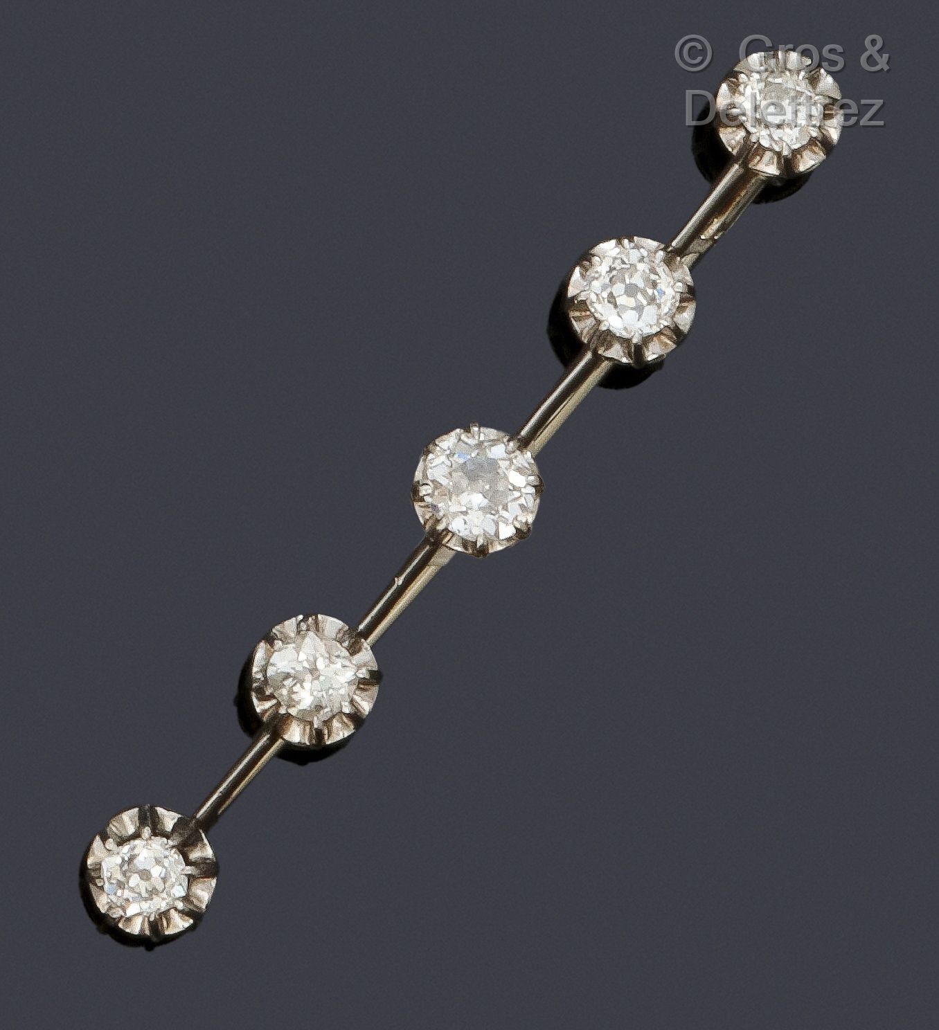 Null Barette"白金胸针，镶嵌五颗古老切割钻石。

钻石总重量：1.50克拉。

长度：5.8厘米。毛重：6.1克。