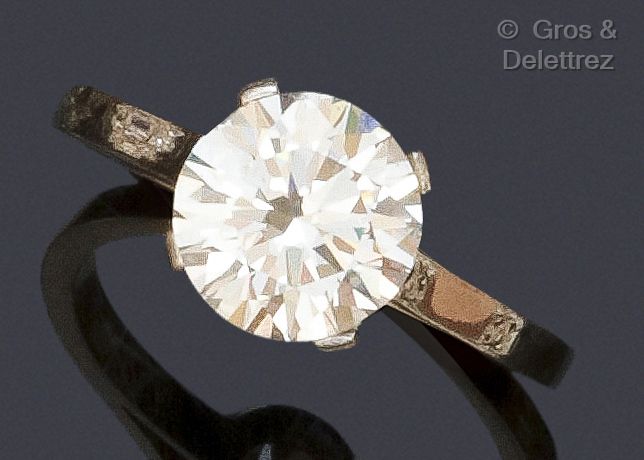 Null 铂金"Solitaire"戒指，镶嵌一颗明亮式切割钻石。手指大小：59。D. 4,8g.

钻石重量：2.88克拉。

颜色：J。

清晰度：SI1。&hellip;