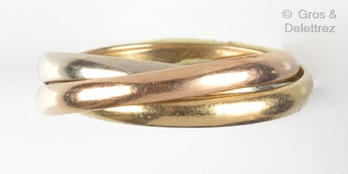micro pantalones Ingresos Anillo "Trinity - Anillo compuesto por tres anillos de oro entrelazados de  tres colores. Firmado Cartier París. Tamaño del dedo: 53. D. 4.2g.