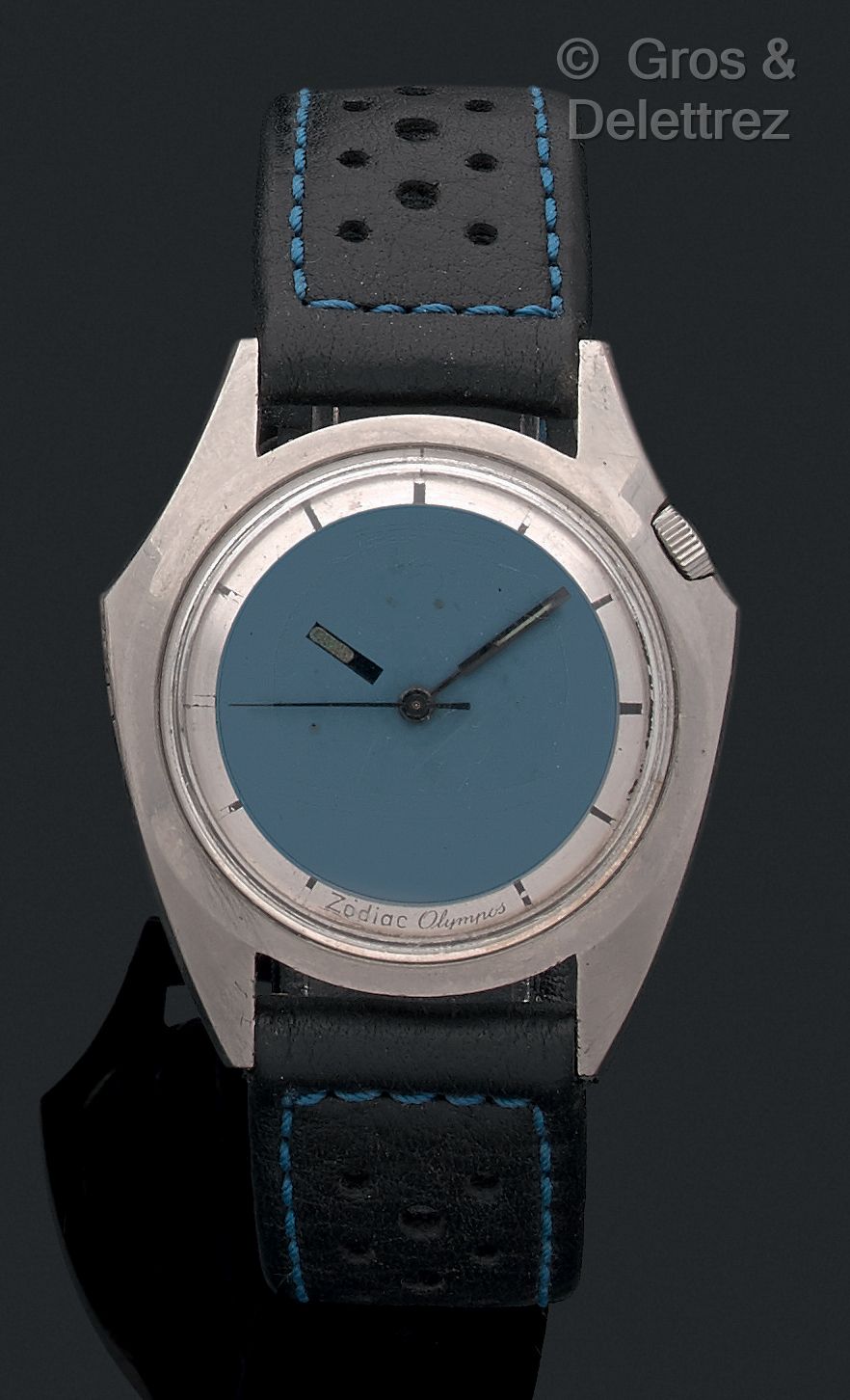 ZODIAC 奥林巴斯。约1960年。参考文献702-918。

神秘的。有趣的不对称手表。镂空表盘，蓝色小时盘，棒状分针。机芯自动底座AS工程，状态良好。表壳&hellip;