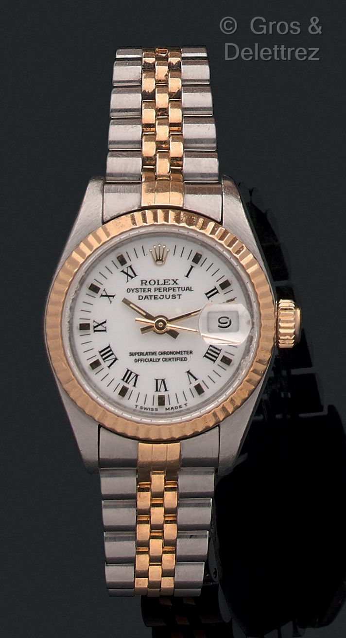 ROLEX 
约1980年。参考型号69173。N°X609938 




女士金/钢款。蓝宝石水晶。白色表盘，混合指数和指挥棒指针。自动机芯。日期窗口位于3&hellip;