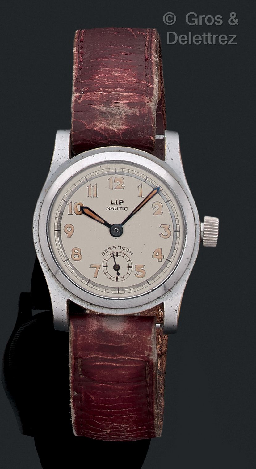 LIP Nautic. Circa 1940. Patent N°869033 

Men's diver model. Silvered dial, Arab&hellip;