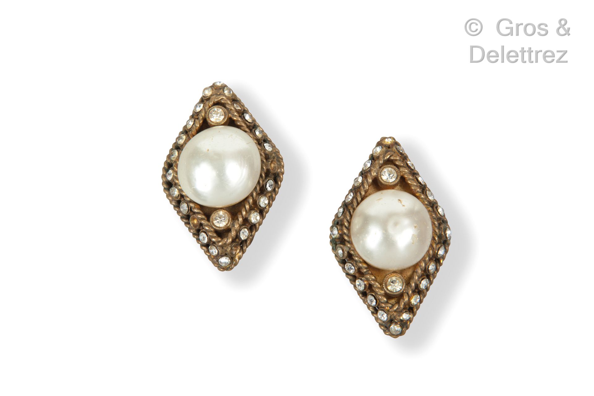 CHANEL Circa 1976

Pair of gold-plated metal ear clips with a white baroque imit&hellip;
