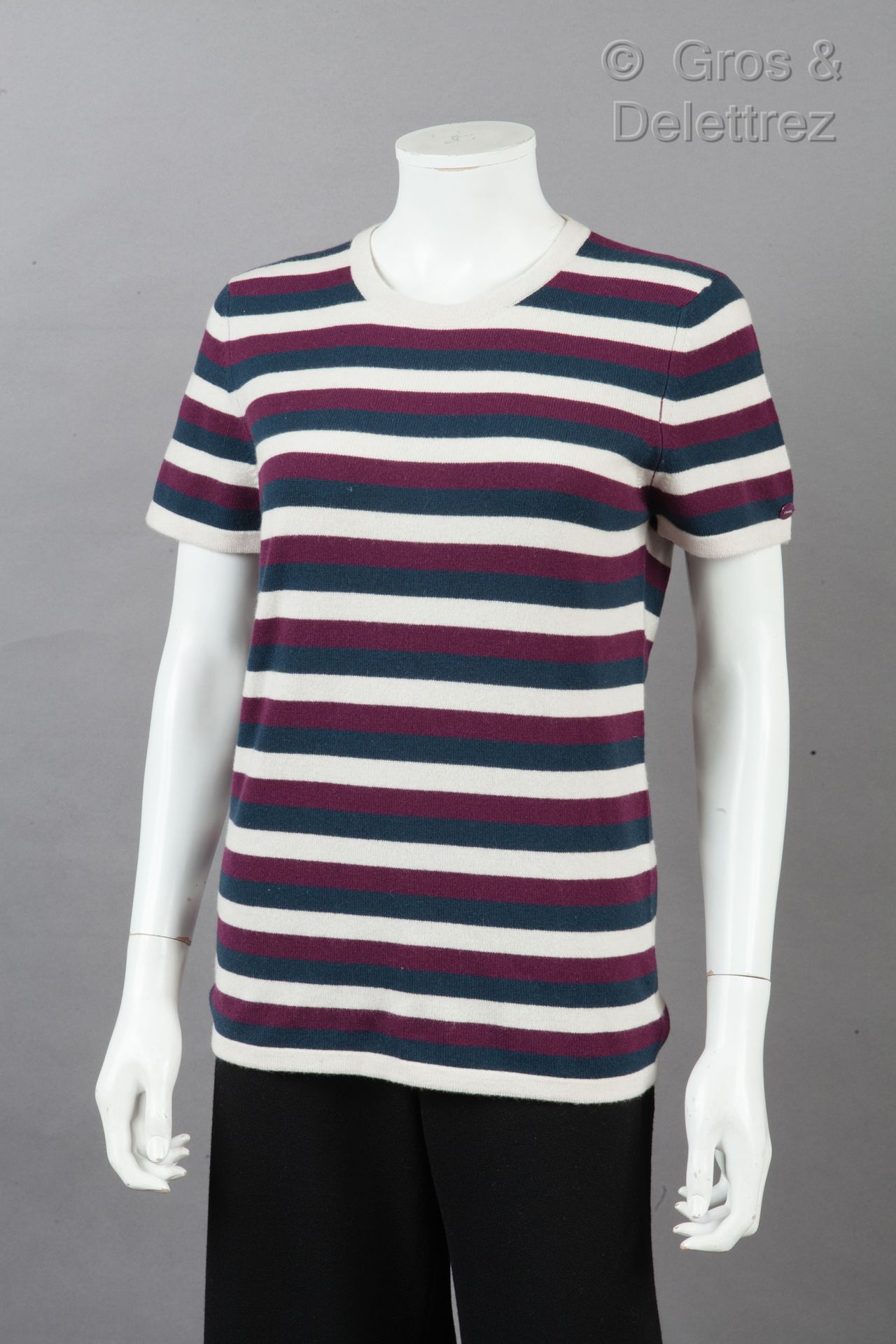 CHANEL par Karl LAGERFELD 2006年邮轮系列

赤褐色、酒红色和风暴蓝色条纹的羊绒衫，圆领，小袖子。白色标签，黑色图案。T.42.