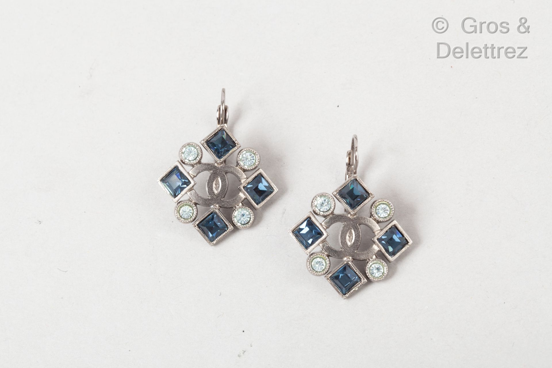 CHANEL par Virginie Viard 2019年邮轮系列

一对镀银钻石图案的穿孔耳环，镶嵌着仿蓝宝石的施华洛世奇水钻，光彩夺目，中间装饰着该品牌&hellip;