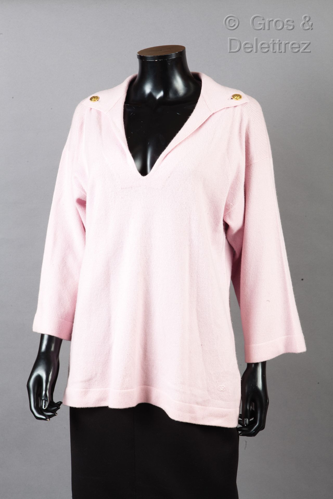 CHANEL 粉红色羊绒衫，V领，小扣领，长袖。白色标签，黑色图案。