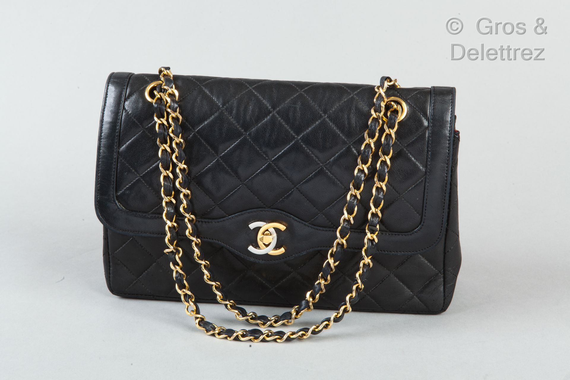 CHANEL Circa 1997

26cm bag in black lambskin leather, partially quilted, "CC" c&hellip;
