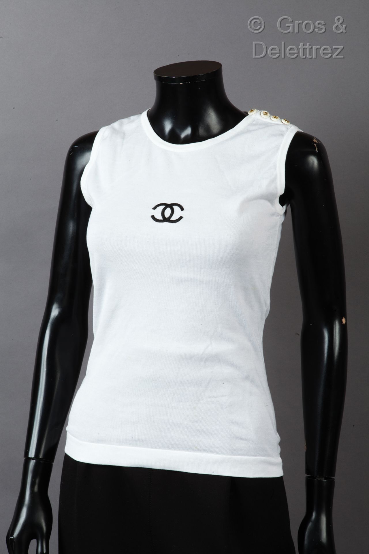 CHANEL boutique Top senza maniche in cotone bianco, davanti con logo nero, scoll&hellip;