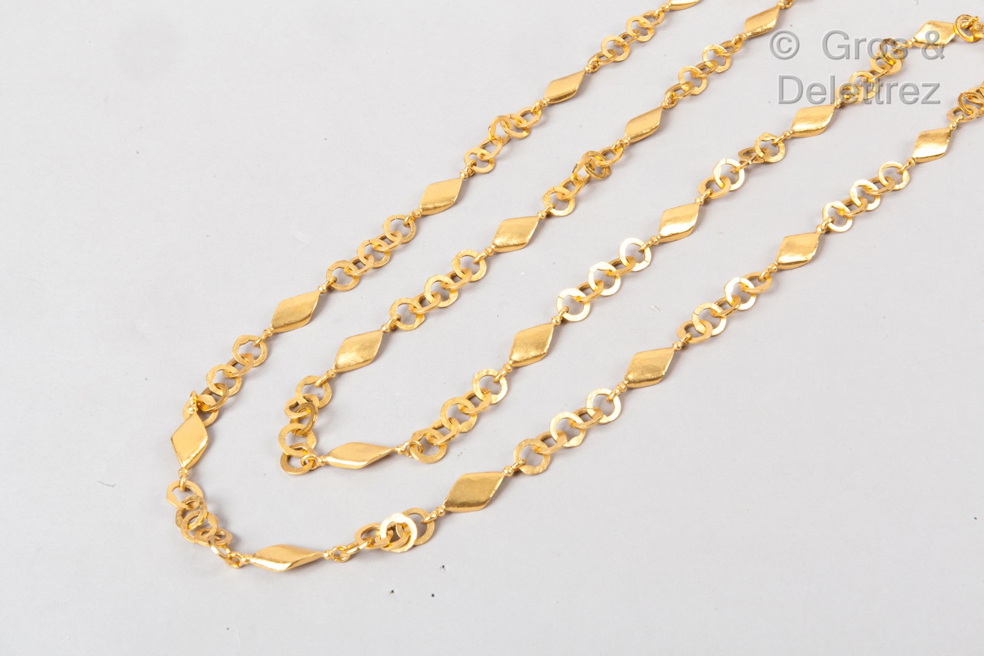 CHANEL par Karl LAGERFELD 1998年春夏高级成衣系列

镀金金属长链项链，带手铐和几何图案，钩扣上有一个标志。无签名（镀金）。长度：2&hellip;