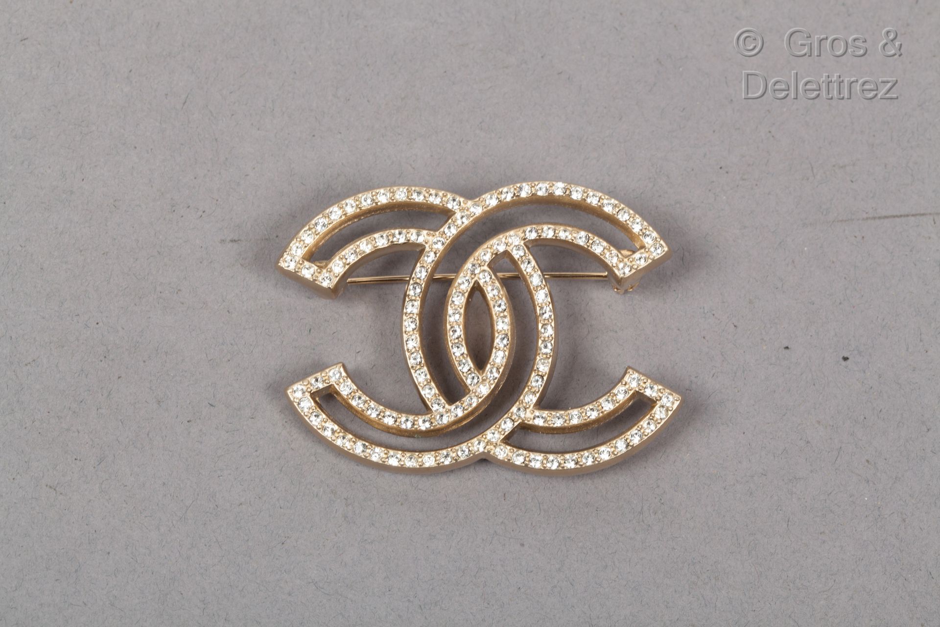 CHANEL par Karl LAGERFELD Colección continua 2017

Broche "CC" de metal perforad&hellip;