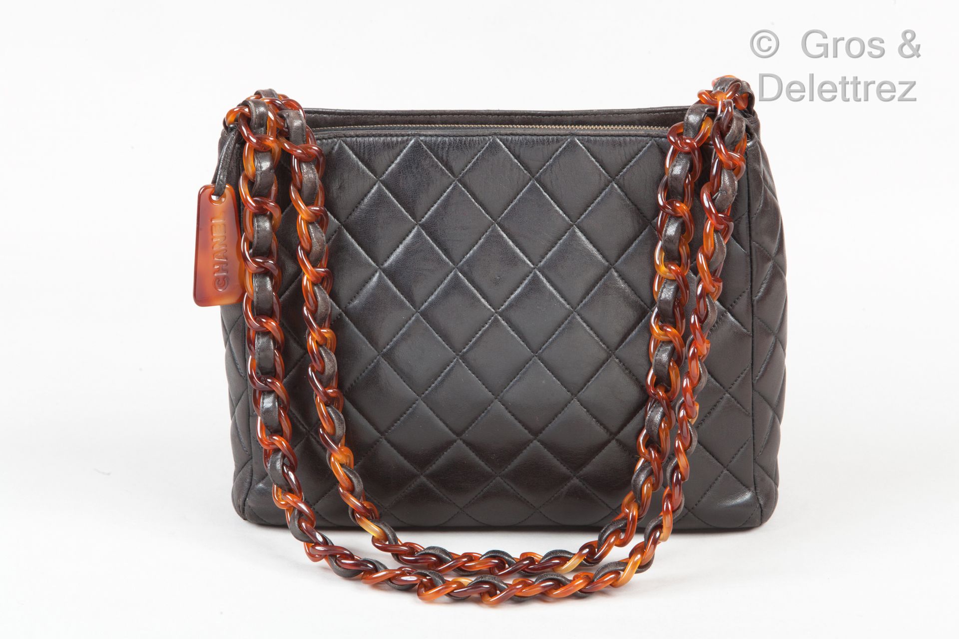 CHANEL Alrededor de 1997

Bolso de 28 cm en piel de cordero acolchada negra, cie&hellip;