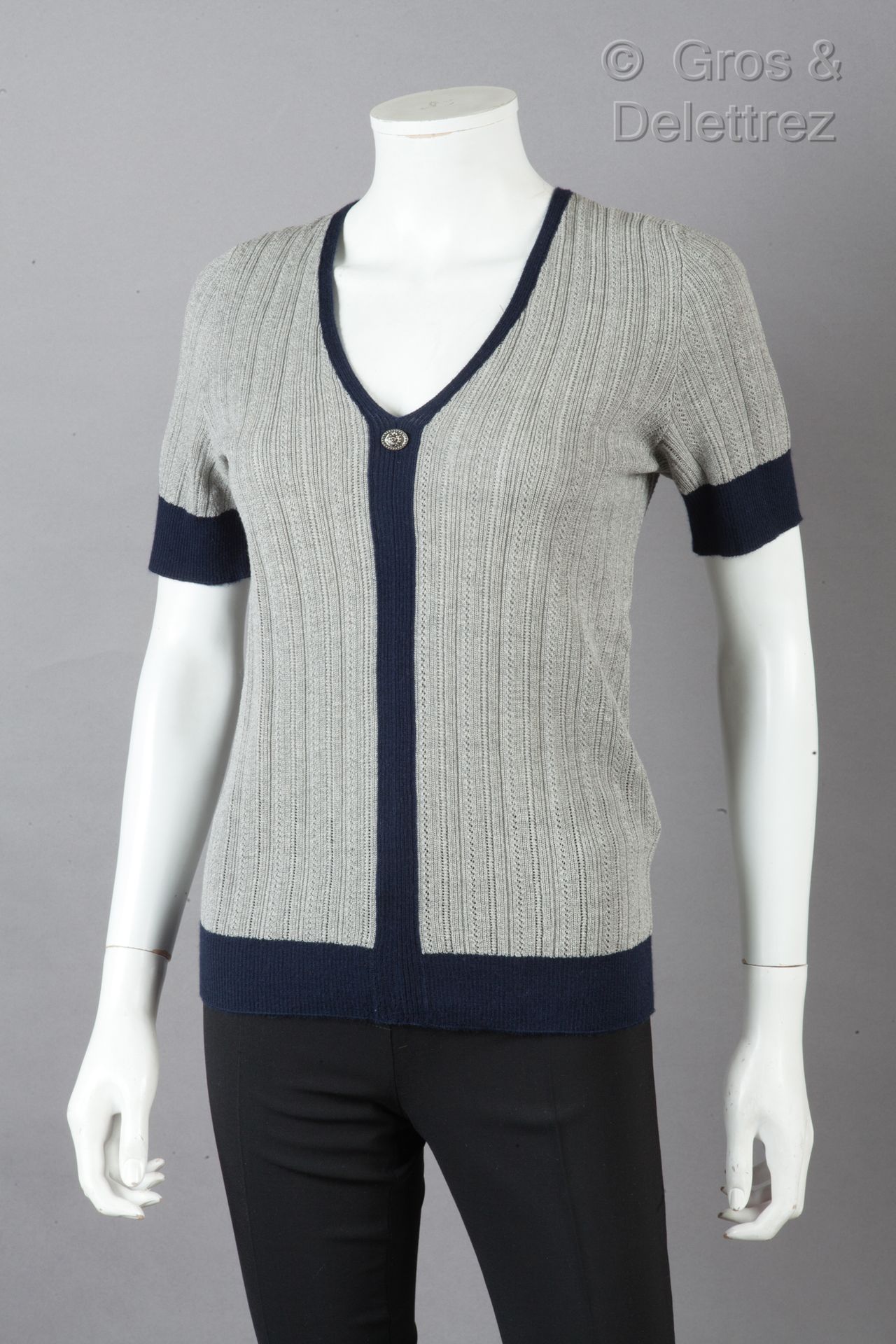 CHANEL par Karl LAGERFELD 2010 Cruise Collection

Top in grey knit with navy str&hellip;