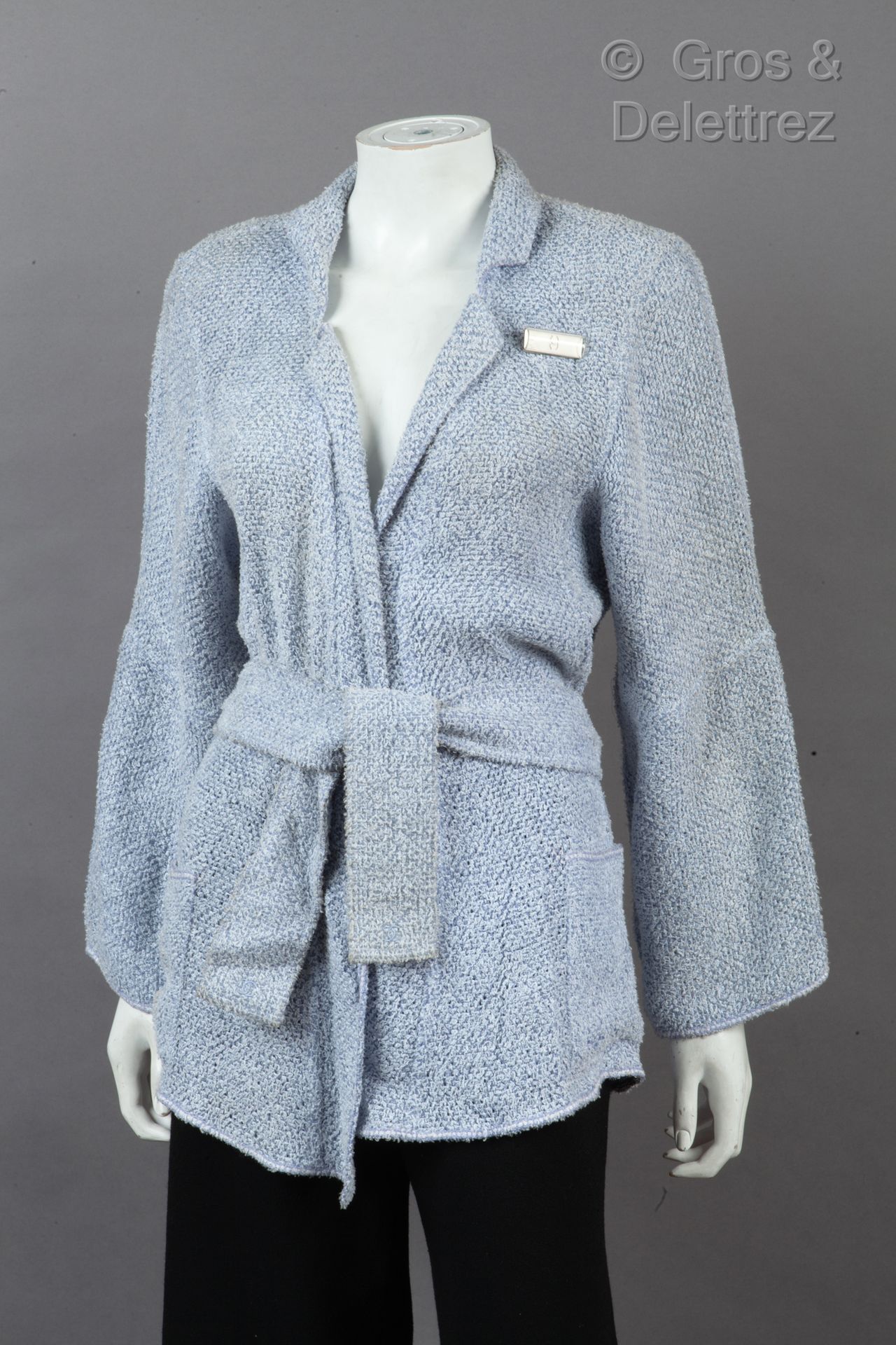 CHANEL Boutique par Karl LAGERFELD 1999年巡航系列

浅蓝色针织衫外套，镂空衣领，两个贴袋，长袖，皮带。白色标签，黑色图案&hellip;