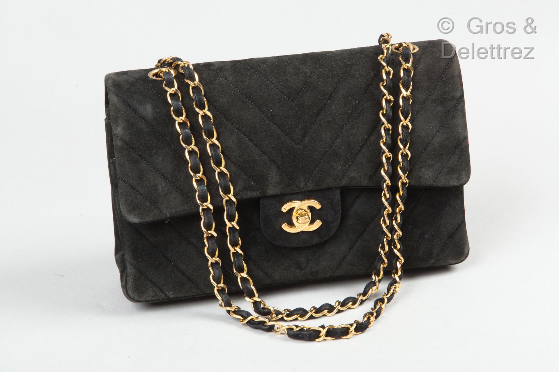 CHANEL Circa 1990

Classic" bag 25cm in black suede with herringbone stitching, &hellip;