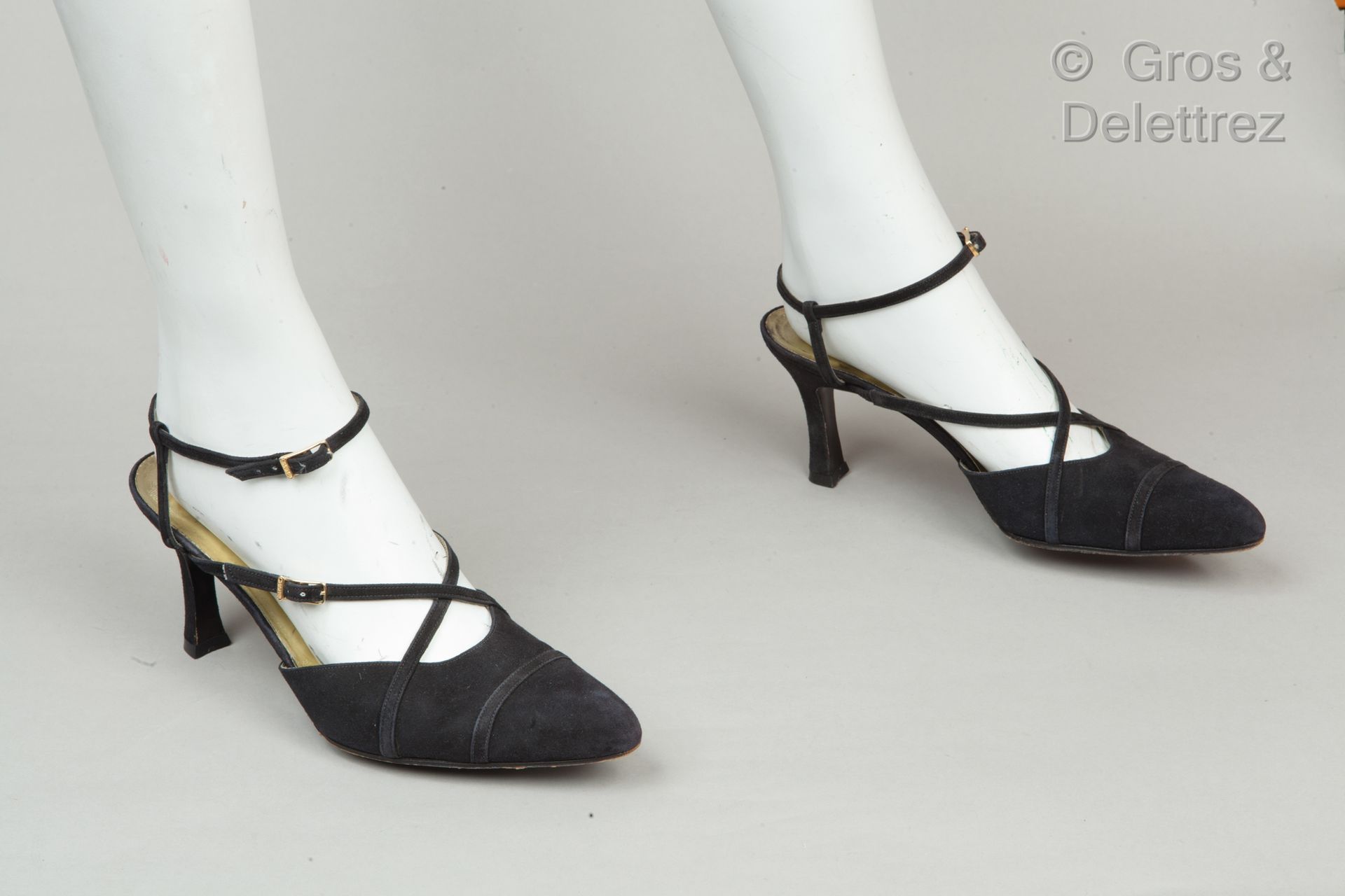 CHANEL Coppia di sandali strappy in pelle d'agnello nera, punte a punta, tacchi &hellip;