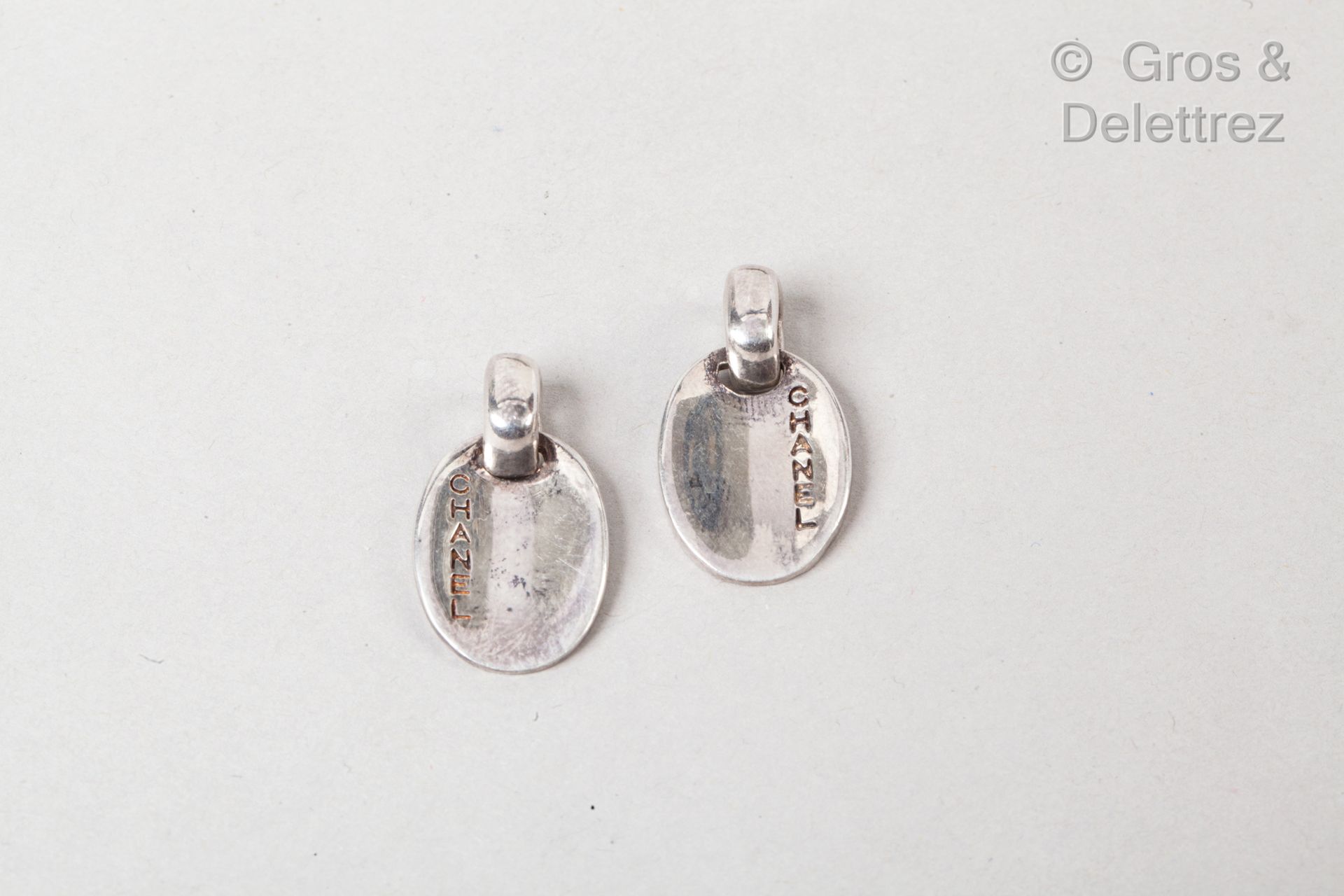 CHANEL Paar silberne Ohrstecker 925 Tausendstel, die ein ovales Medaillon halten&hellip;