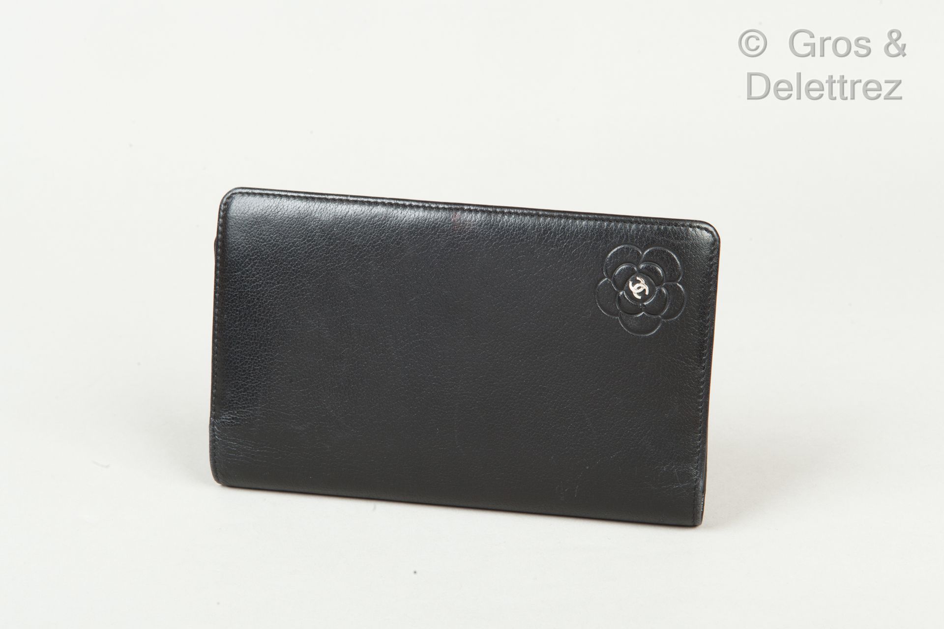 CHANEL 2012年

黑色粒面皮革钱包，正面缝有签名的山茶花图案，内部做卡座，钱包。全息图。状况良好（略有磨损，缺少鉴定卡）。