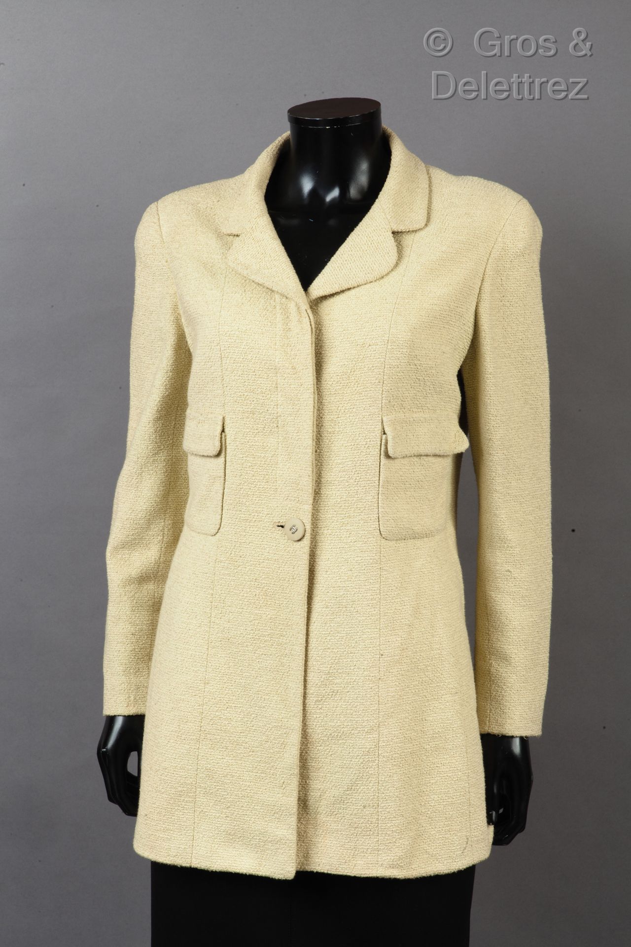 CHANEL boutique 1998年游轮系列

开心果斜纹软呢外套，缺口披肩领，单排扣，两个带盖的贴袋，长袖。白色标签，黑色图案。T.44.