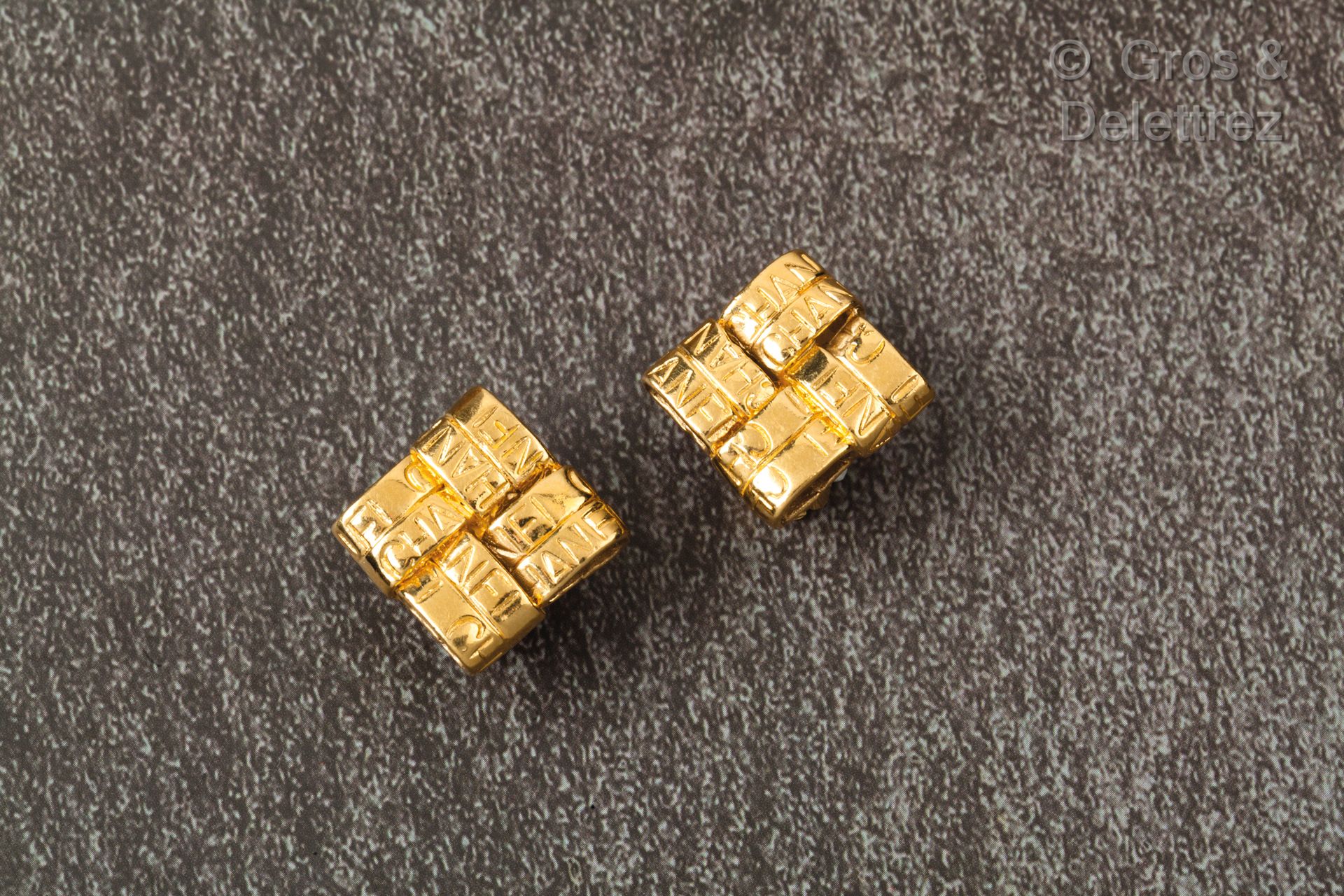 CHANEL par Karl LAGERFELD 1996年春夏高级成衣系列

一对镀金的钻石形耳夹，上面刻有本院的名字。盘上有签名。高度：2,2厘米。