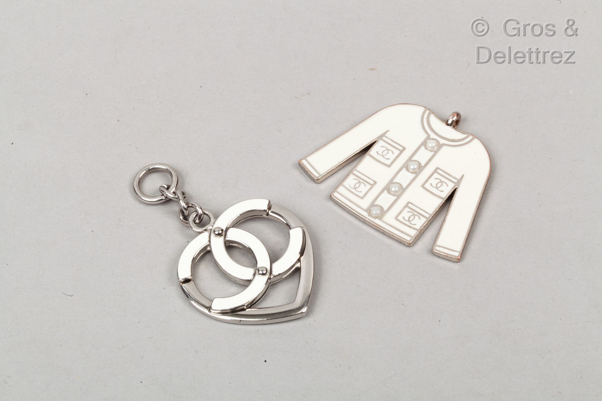 CHANEL Porte-clefs en métal argenté émaillé écru figurant un cœur siglé et une v&hellip;