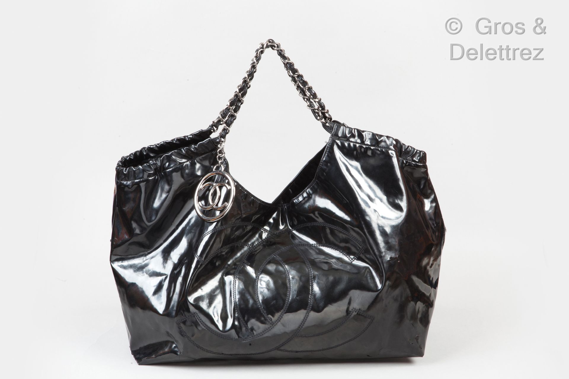 CHANEL Grand sac 43cm en vinyle noir, fermeture pression aimantée, double anse c&hellip;