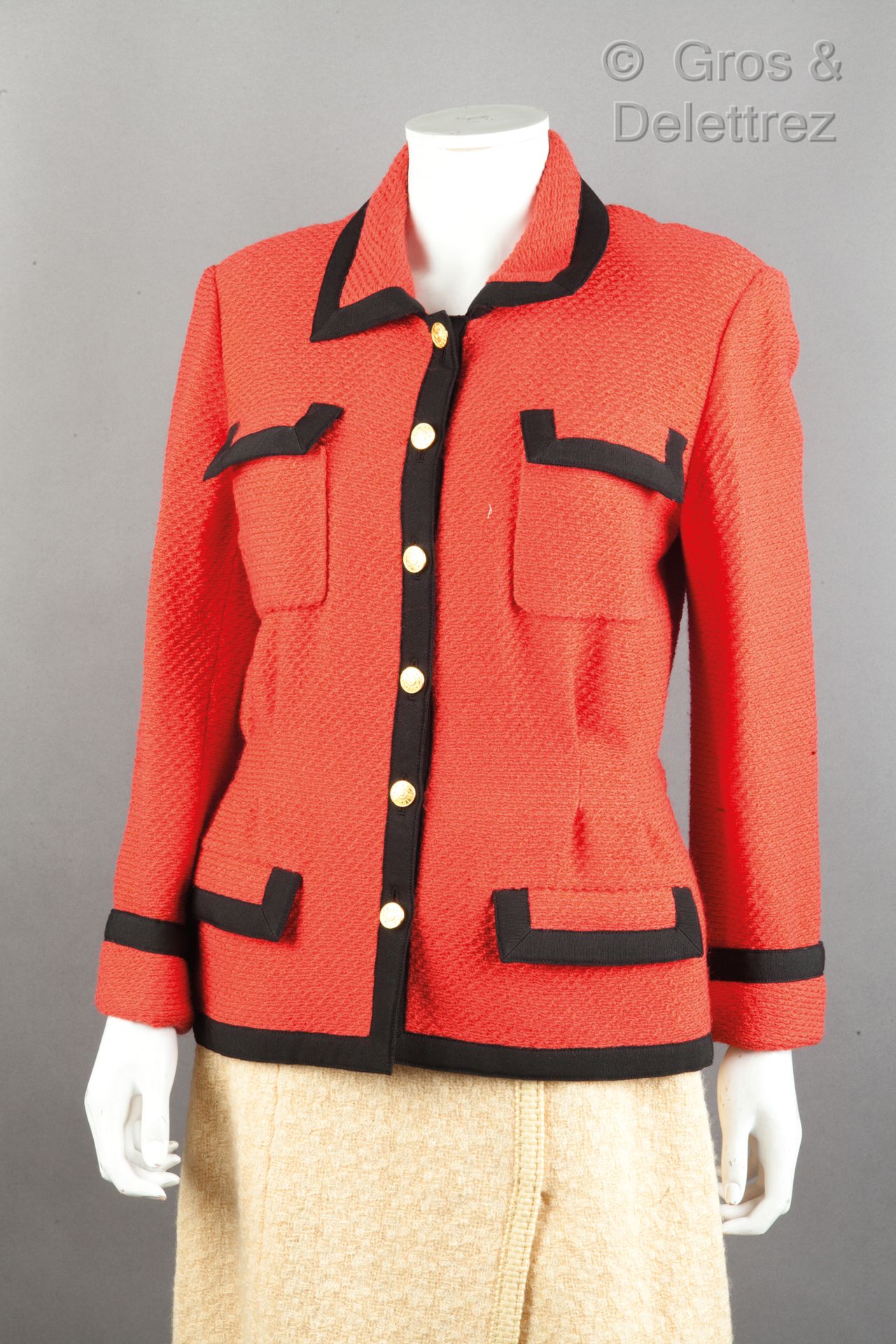 CHANEL Boutique par Karl LAGERFELD 红色羊毛Bouclette外套，饰以黑色奥特曼，小领，单排扣，四个翻盖口袋，长袖。黑色标签&hellip;