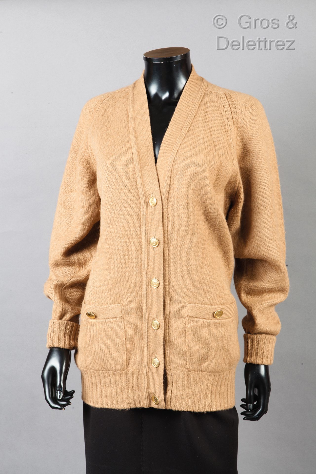 CHANEL par Karl LAGERFELD 约1988年

米色羊绒开衫，V领，单排扣，长袖，两个贴袋。黑色标签，白色图案。T.M. (Bouloché&hellip;