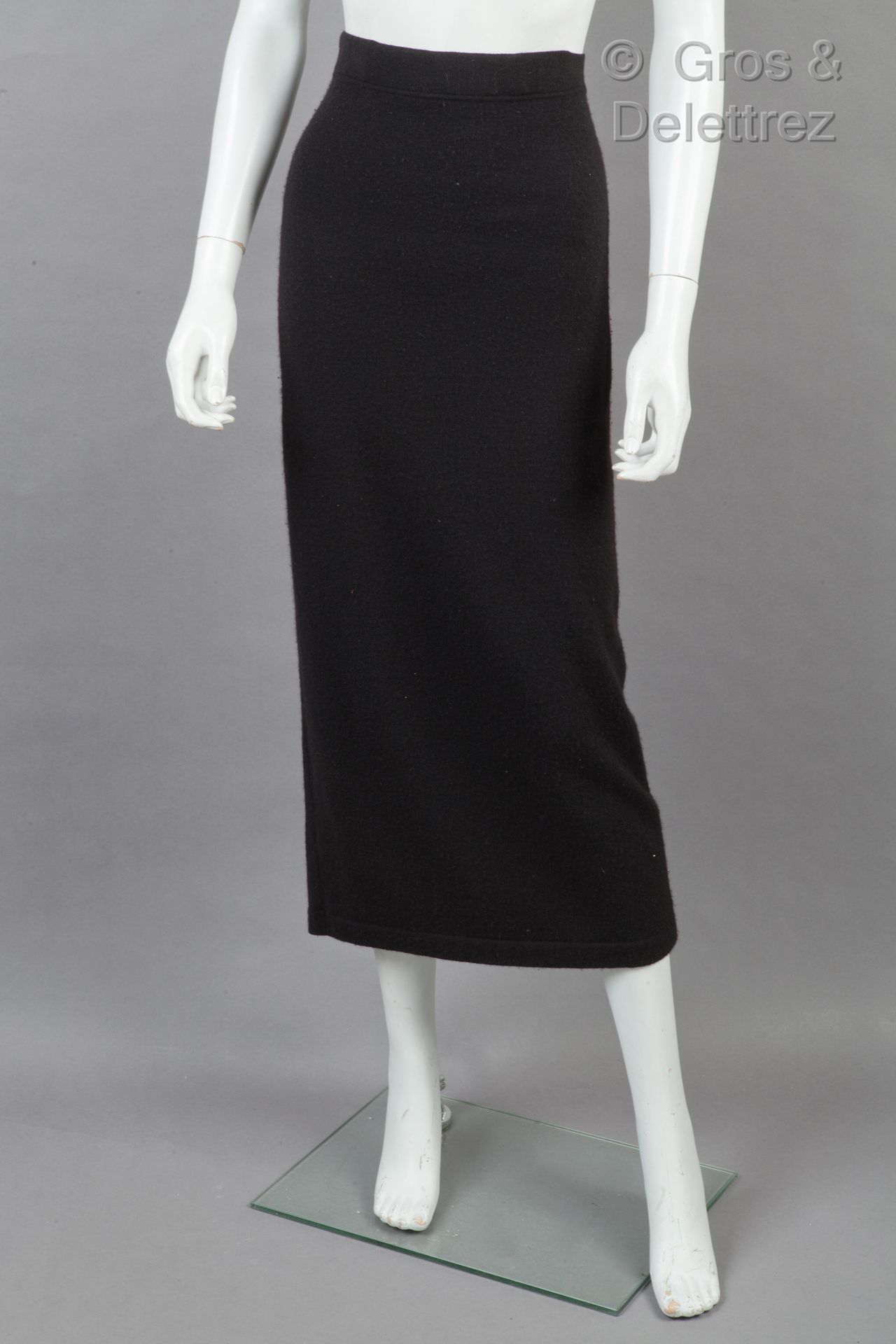 CHANEL Boutique par Karl LAGERFELD 1993-1994年秋冬系列

100%黑色羊绒长裙，底部有纽扣。黑色标签，白色图案。T.&hellip;