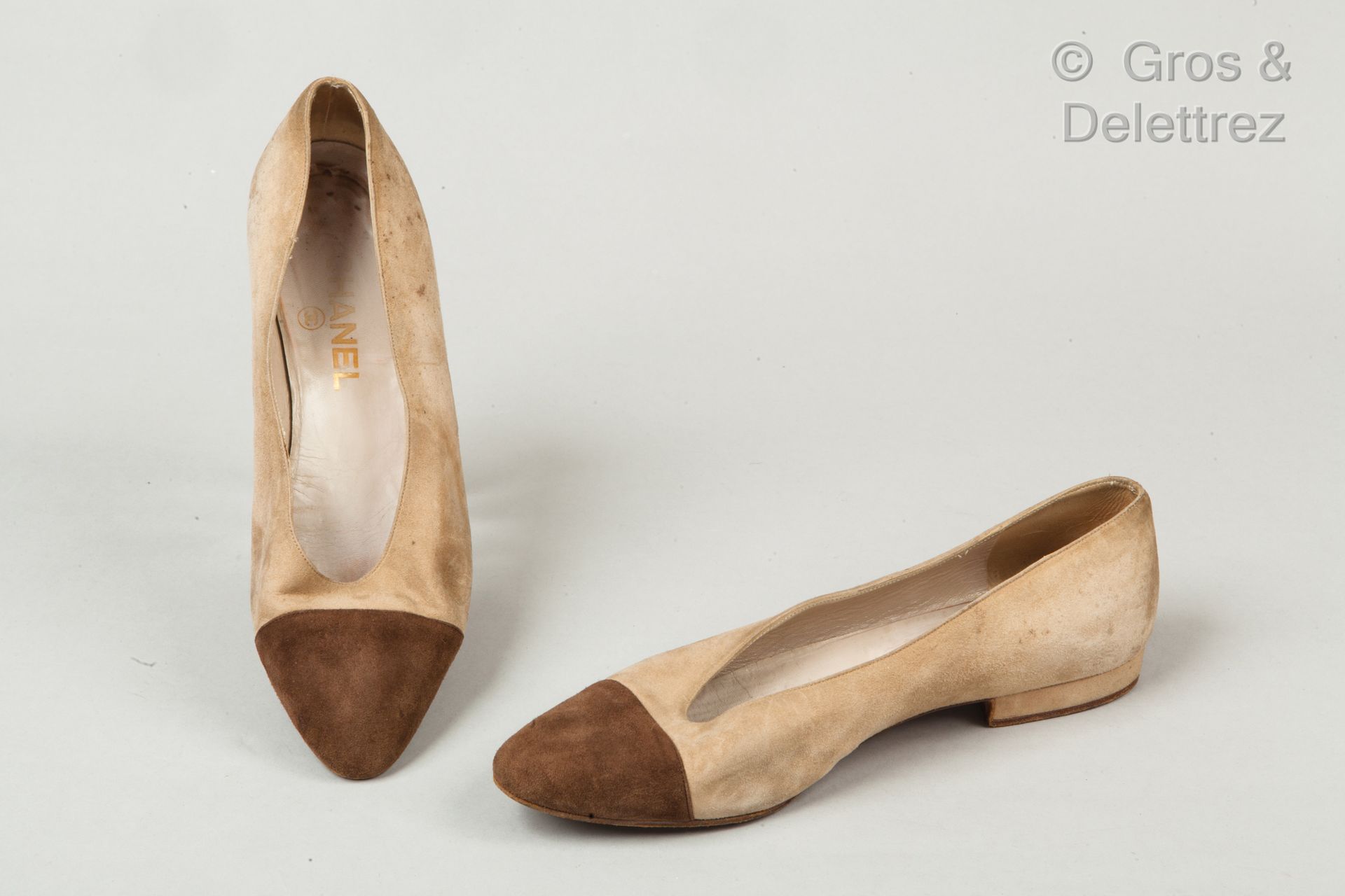 CHANEL 一对米色和棕色小羊皮的芭蕾舞鞋，皮革鞋底。T.38.污点、磨损、痕迹）。