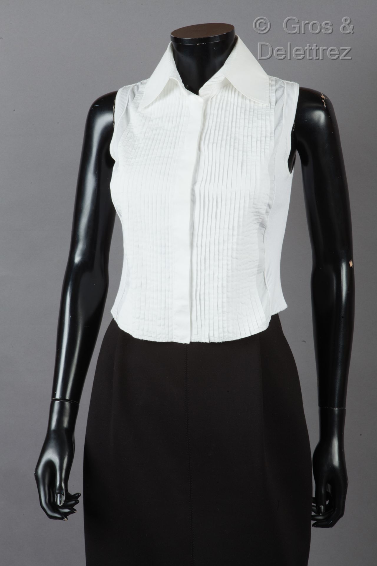 CHANEL Top sans manche en maille côtelée et coton plissé blanc, petit col, simpl&hellip;